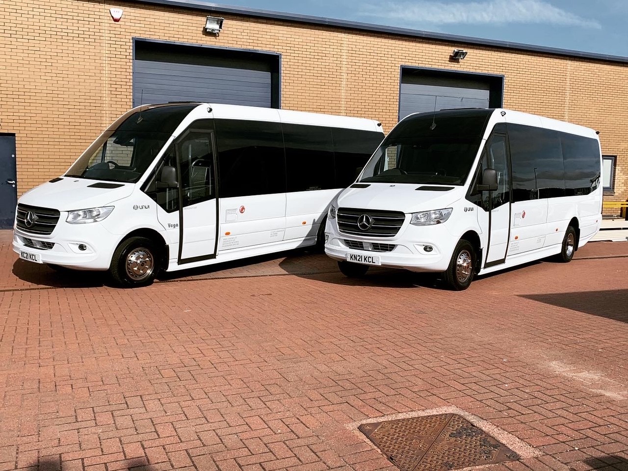 Kineil Coaches UNVI Vega EX minicoach pair