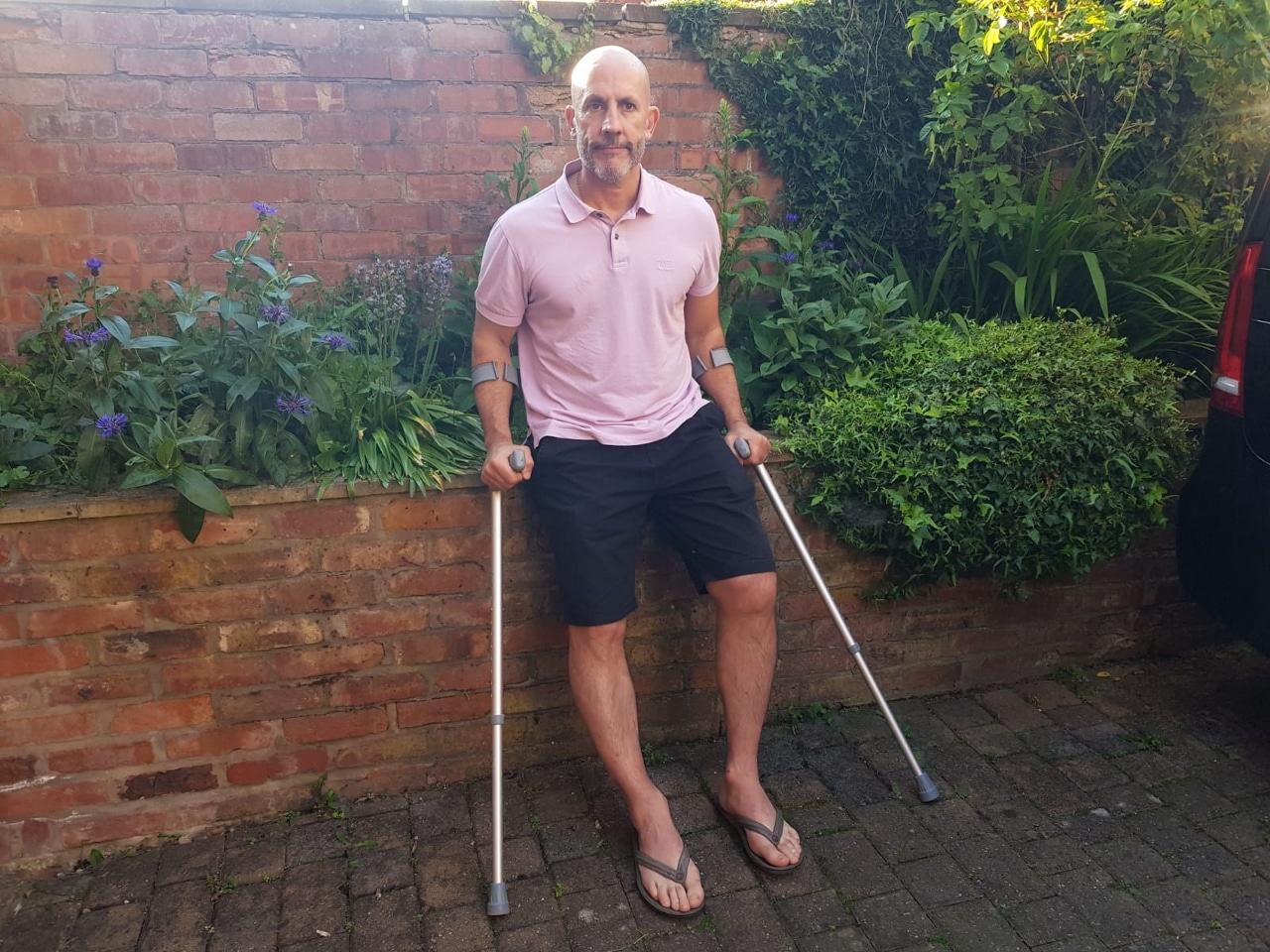 Phil Hitchen on crutches (1280x960)