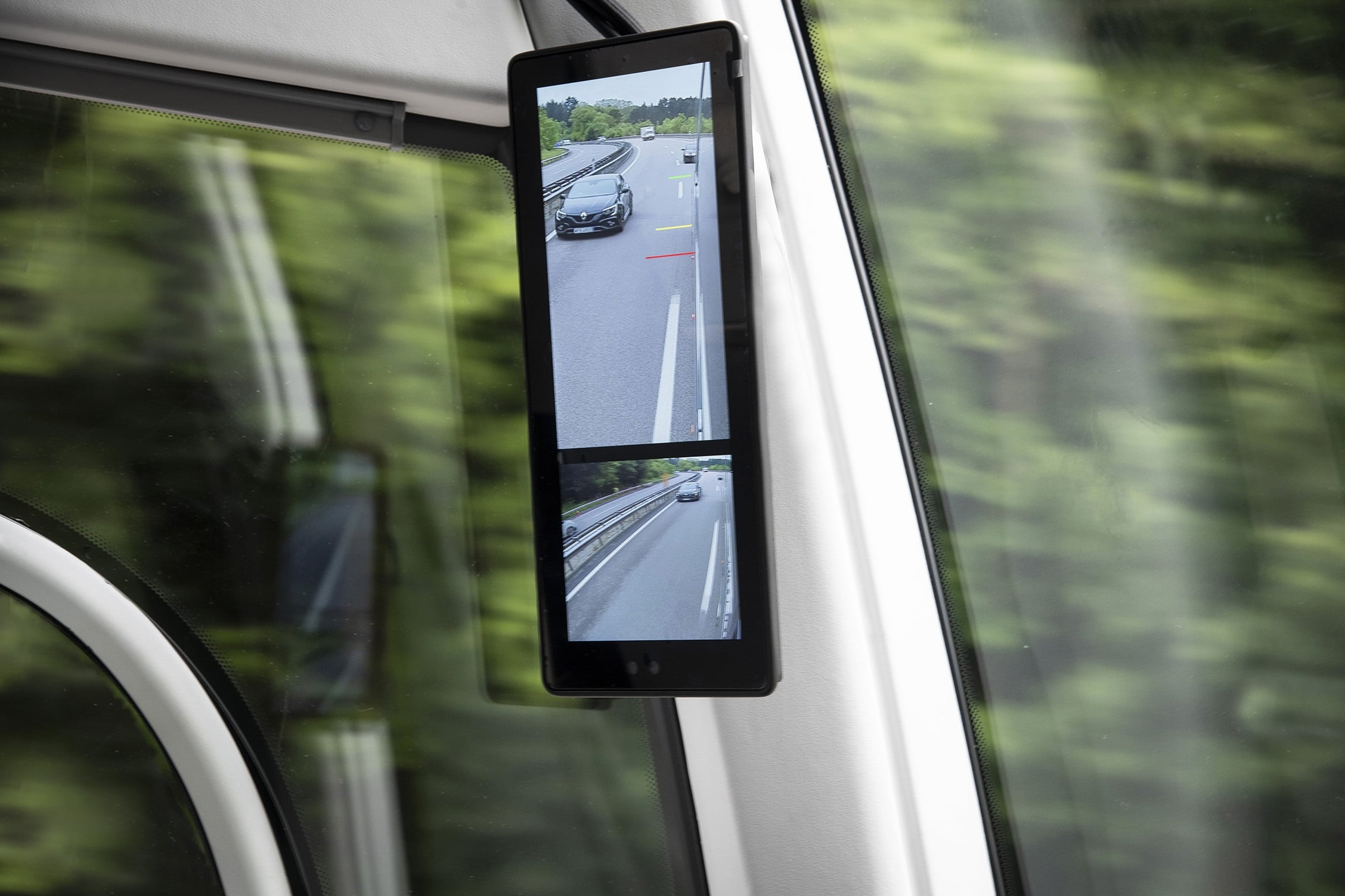 Irizar i6S Efficient cab display for rear view cameras