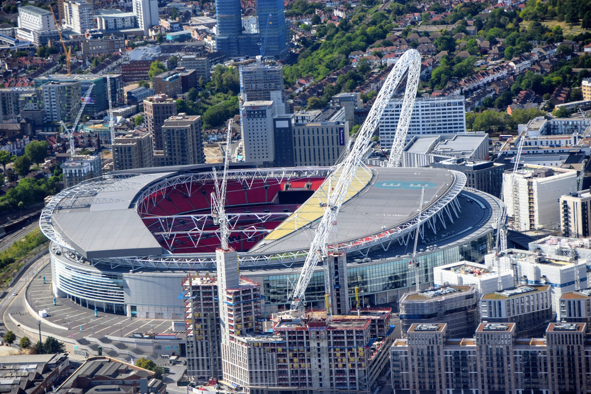 Wembley arena. Стадион Уэмбли. Уэмбли Лондон. Стадион Арена Уэмбли. Уэмбли стадион новый.