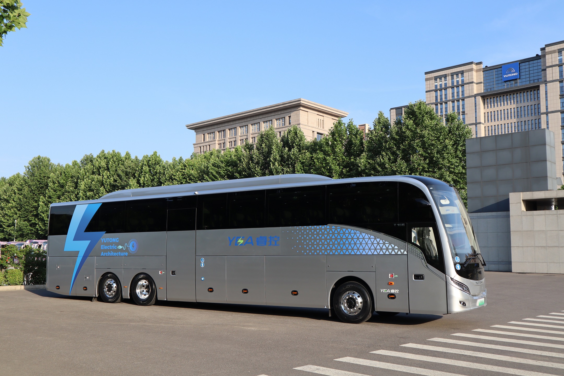 Yutong GTe14 battery electric coach set for UK in Q1 2024