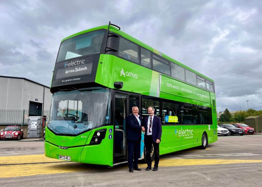 Phil Cummins (Arriva) and Cllr Geoff White