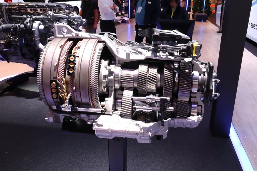 Scania diesel-electric hybrid coach gearbox and motors